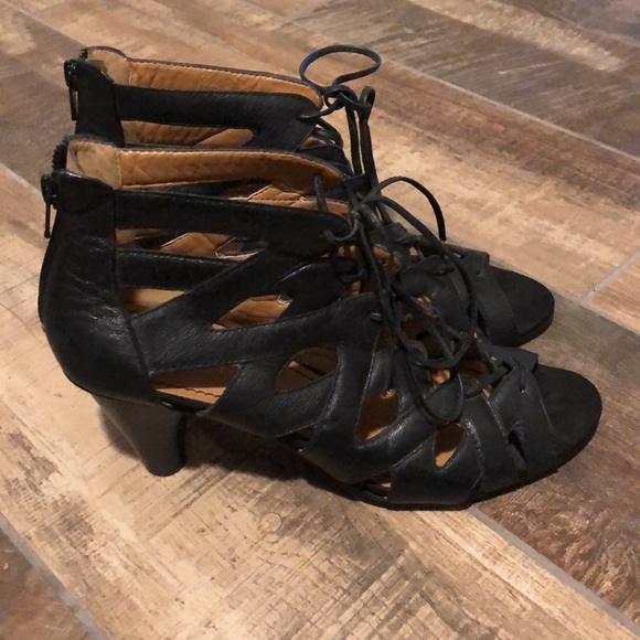 Black booties heel size 8.5 - Picture 2 of 6